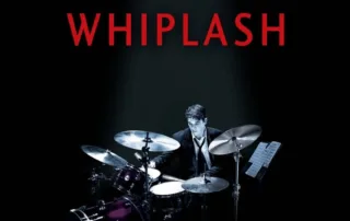 Whiplash film analizi için bir bateri setinin önünde hırslı bir müzisyen görseli.