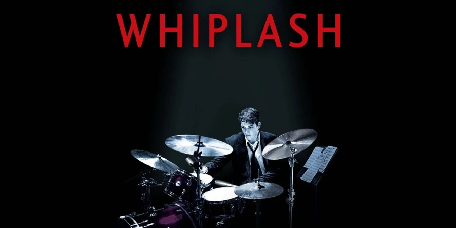 Whiplash film analizi için bir bateri setinin önünde hırslı bir müzisyen görseli.